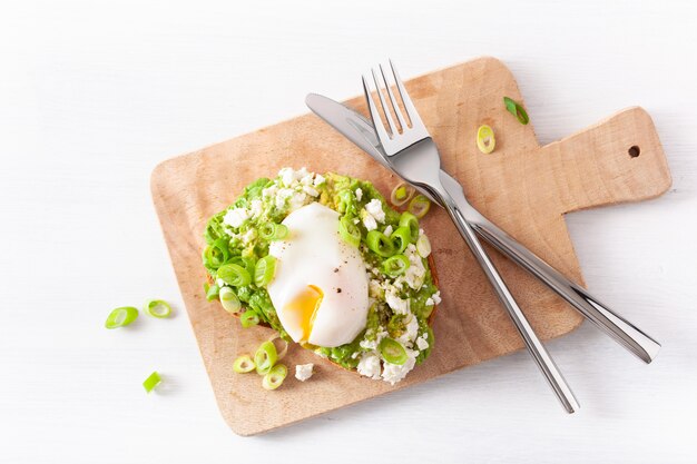 Ontbijt avocado sandwich met gepocheerd ei en fetakaas