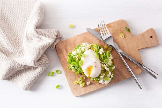 Ontbijt avocado sandwich met gepocheerd ei en fetakaas