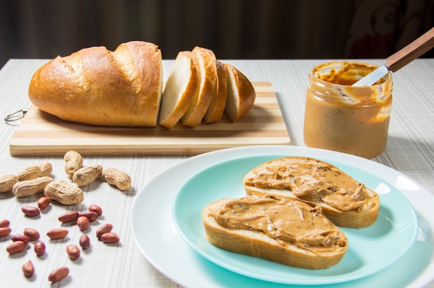 Ontbijt, brood, boterhammen met pindakaas. broodje met pindakaas - eten en drinken