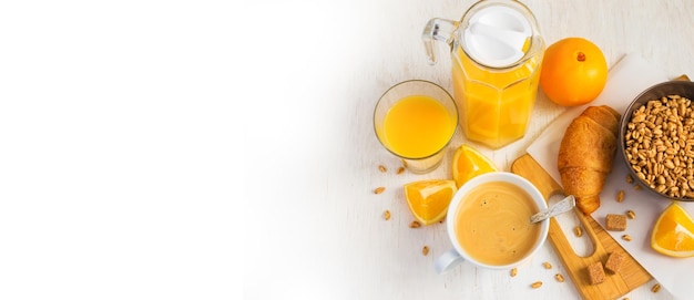 Ontbijt concept sinaasappelsap croissant koffie en tarwe lucht op een witte achtergrond kopie ruimte