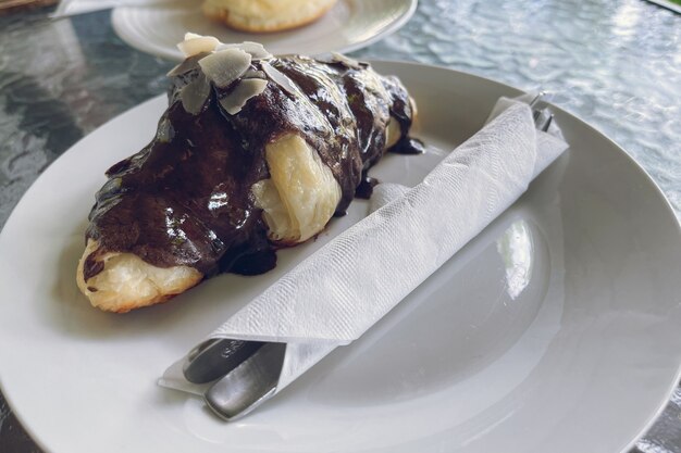 Ontbijt continentale verse croissants met chocolade