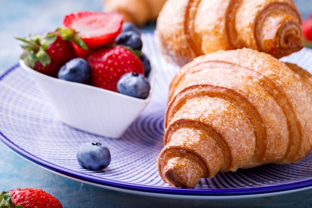 Ontbijt. Croissant met bessen. Zomer bakken.