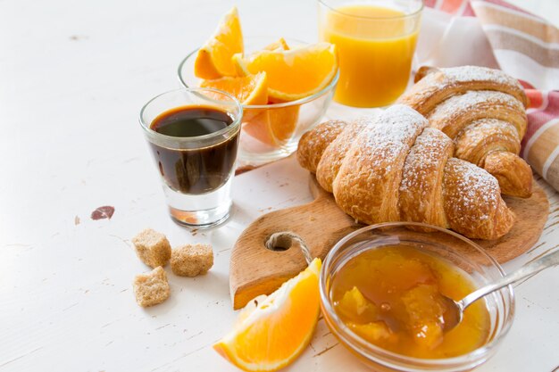 Foto ontbijt - croissants koffiejam