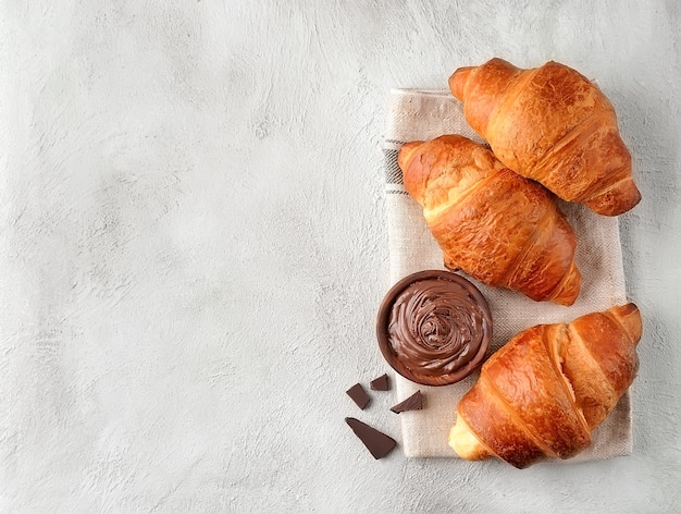 Ontbijt. Croissants met chocoladeroom met chocoladeclose-up. Bovenaanzicht.