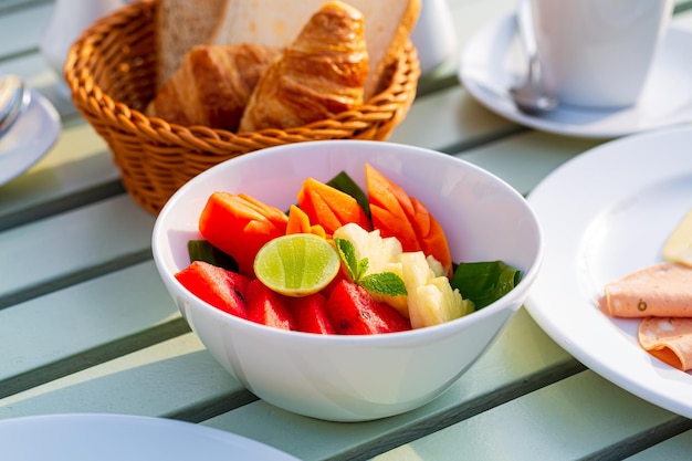 ontbijt,Een stevig winterontbijt met vers fruit, gedroogd fruit, croissant en granola.