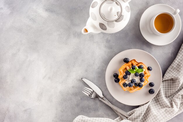 Ontbijt Eigengemaakte Belgische wafels op grijs