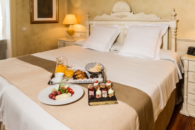 Ontbijt eten op hotelbed