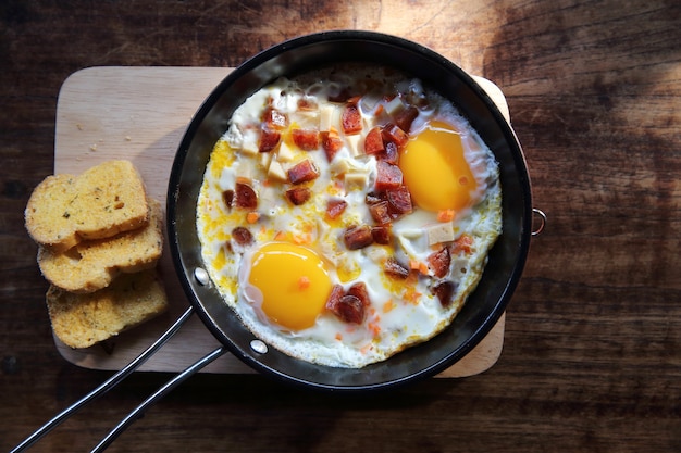 Ontbijt gebakken ei spul met hete pan met brood