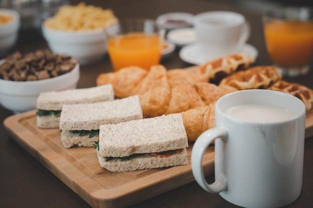 Ontbijt geserveerd eten met drank koffie sinaasappelsap op tafel in de ochtend thuis