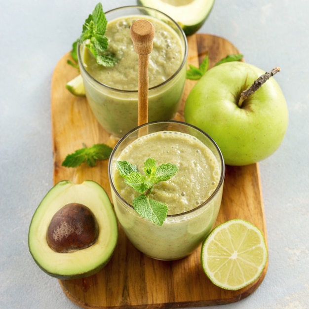 Ontbijt groen sap smoothie appel avocado tafel