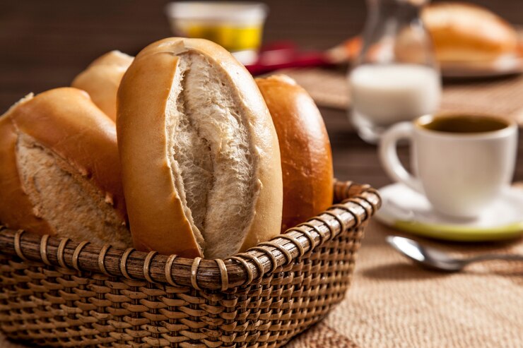 Ontbijt in Brazilië met traditioneel stokbrood, traditioneel brood in Brazilië.