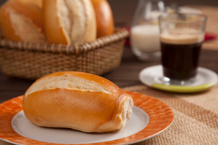 Ontbijt in Brazilië met traditioneel stokbrood, traditioneel brood in Brazilië.
