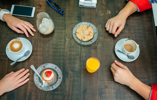 Ontbijt in een banketbakkerij met paar handen