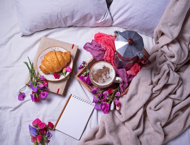 Ontbijt in slechte staat. Croissants en een kop koffie