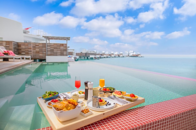 Ontbijt in zwembad, drijvend ontbijt in luxe tropisch resort. Eten tafel reizen vakantie