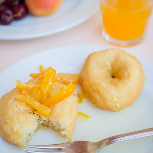 Ontbijt inclusief donuts met gekonfijte sinaasappeljam