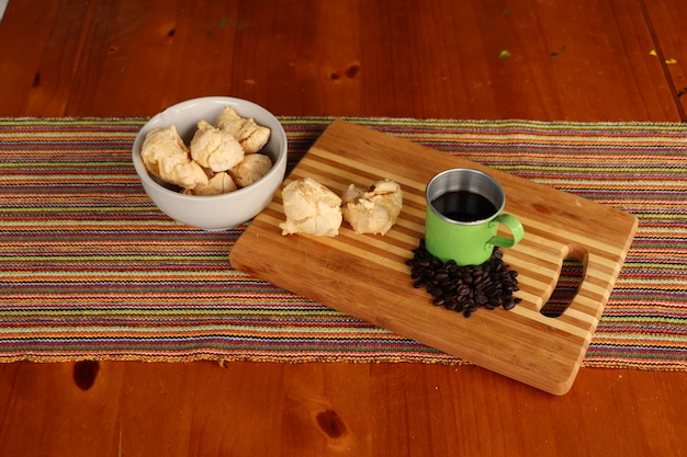 ontbijt, kaasbrood en koffie op tafel. Kaaskoekje.