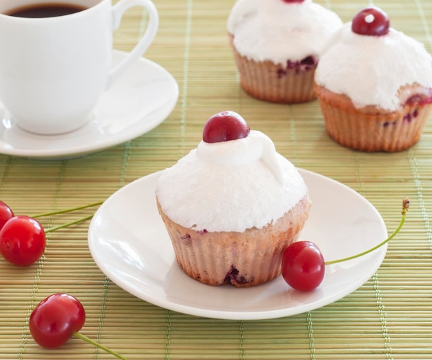 Ontbijt kersenmuffins met koffie