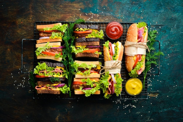 Ontbijt Klassieke sandwiches met worstkotelet sla ui tomaten en groenten Rustieke stijl Gratis kopieerruimte