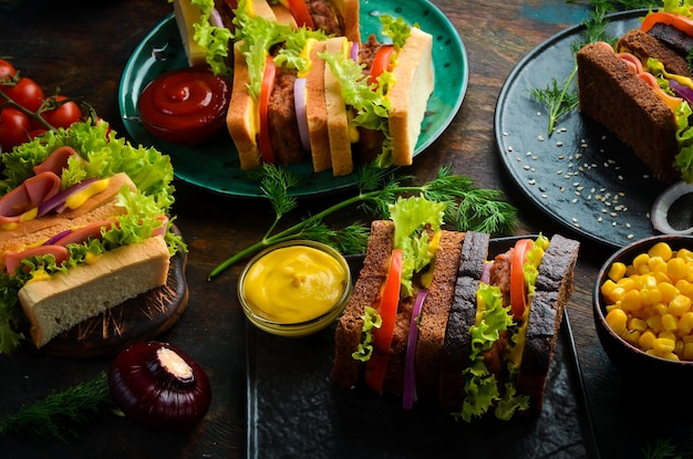 Ontbijt Klassieke sandwiches met worstkotelet sla ui tomaten en groenten Rustieke stijl Gratis kopieerruimte