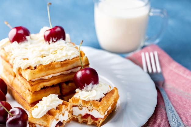 Ontbijt, koekjescake met kersen en melk