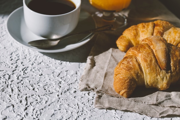 ontbijt koffie en croissants