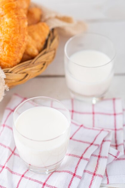 Ontbijt, melk, op een witte houten tafel gezet, drankje en ontbijtconcept