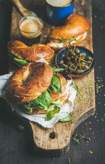 Ontbijt met bagels espressokoffie in glas en kappertjes