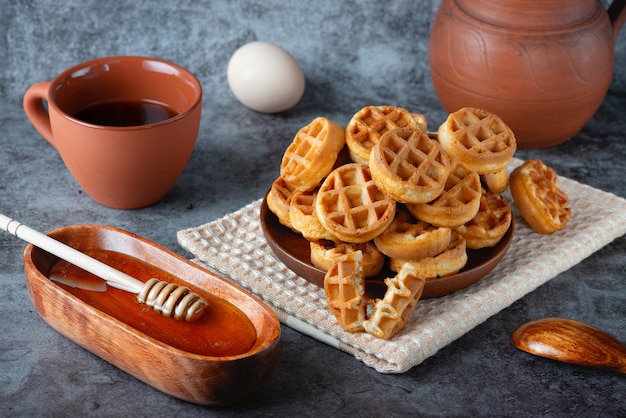 Ontbijt met Belgische wafels, honing en koffie