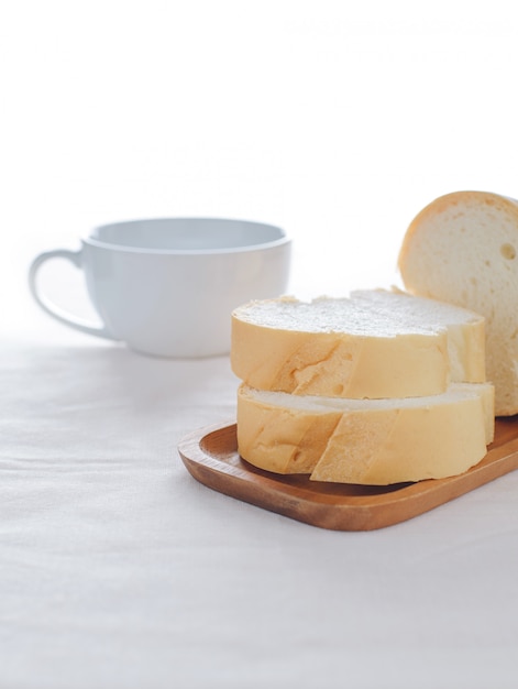 Ontbijt met brood en koffie op tafel