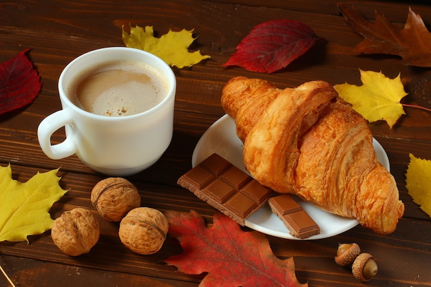 Ontbijt met cappuccino en croissant