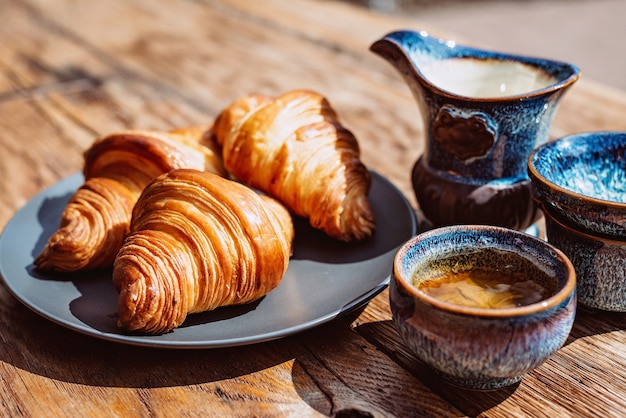 Ontbijt met Chinese thee en vers gebak, aromatische botercroissants