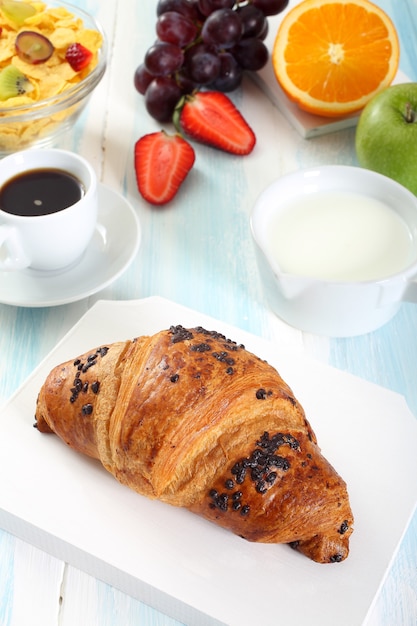 ontbijt met croissant en koffie