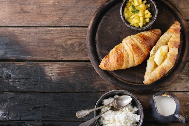 Ontbijt met croissant en mangofruit