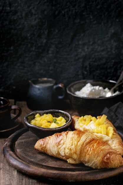 Ontbijt met croissant en mangofruit