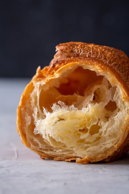 Foto ontbijt met croissant en zwarte koffie