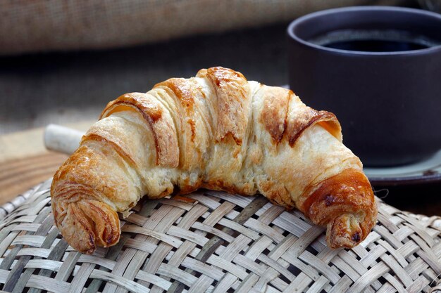 Ontbijt met croissant en zwarte koffie