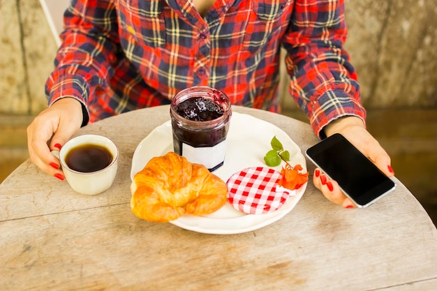 Ontbijt met croissants en koffie