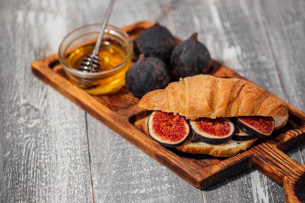 Ontbijt met croissants huisgemaakte ricotta kaas vijgen honing en espresso koffie op een rustieke