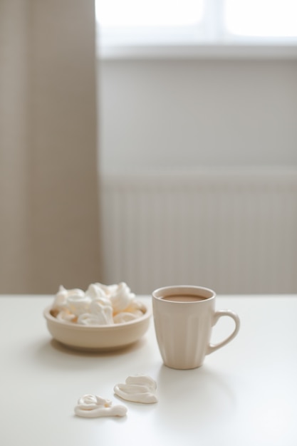 Ontbijt met een kopje koffie op een wit tafelblad plat lag