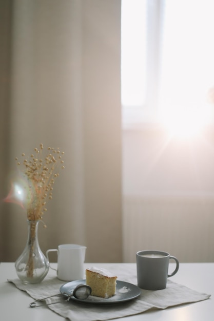 Ontbijt met een stuk verse zelfgemaakte taartkan en kopje koffie op tafel