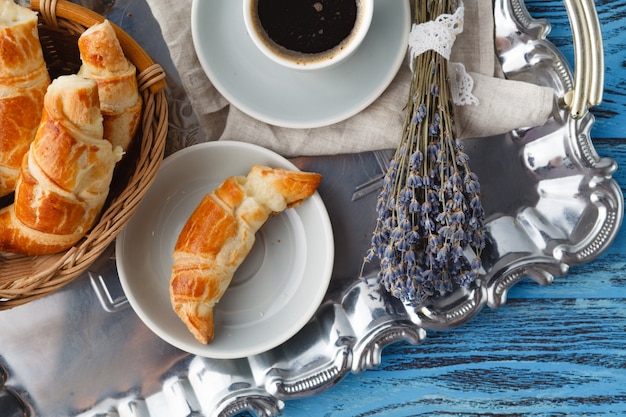 Ontbijt met Franse croissant en bosje lavendel