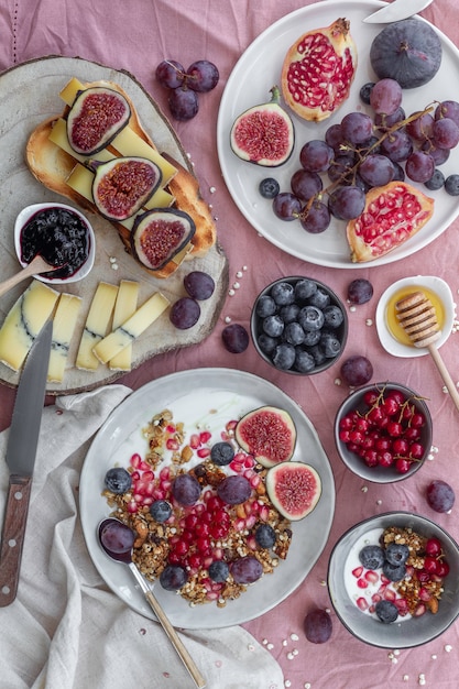 Foto ontbijt met fruit, kaas, yoghurt, muesli en jam