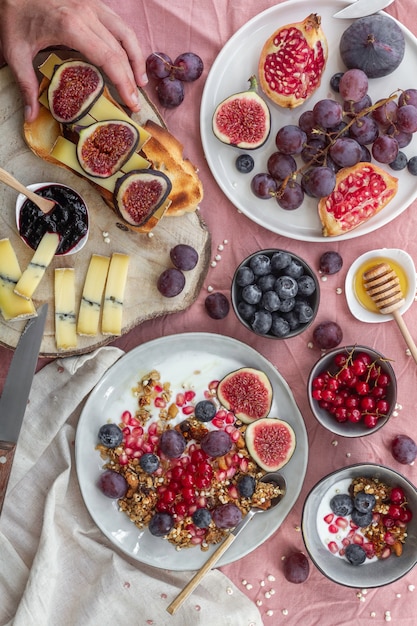 Foto ontbijt met fruit, kaas, yoghurt, muesli en jam