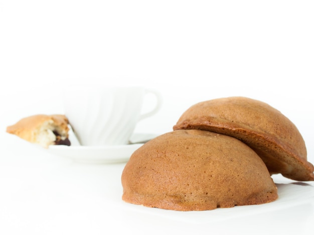 Ontbijt met gastronomisch rotibroodje en koffie.