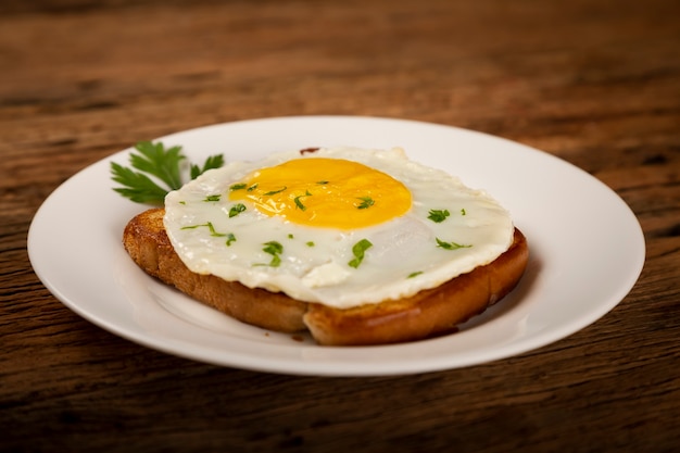 Ontbijt met gebakken ei toast