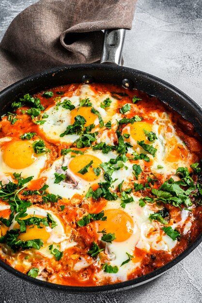 Ontbijt met gebakken eieren, tomaten.