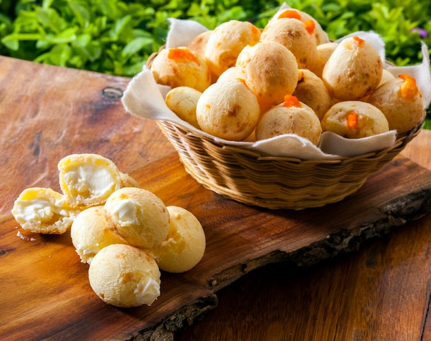 Ontbijt met gevuld kaasbrood, pao de queijo