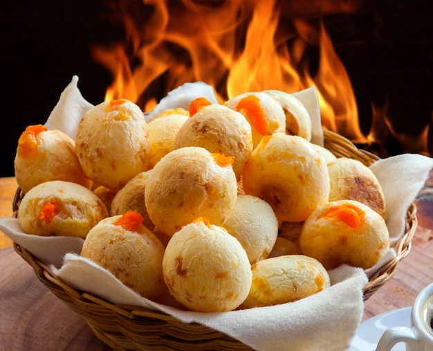 Ontbijt met gevuld kaasbrood, pao de queijo