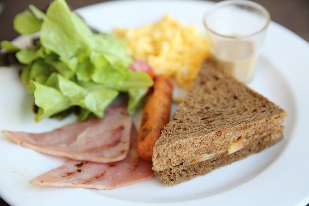 Ontbijt met ham, gebakken ei en brood